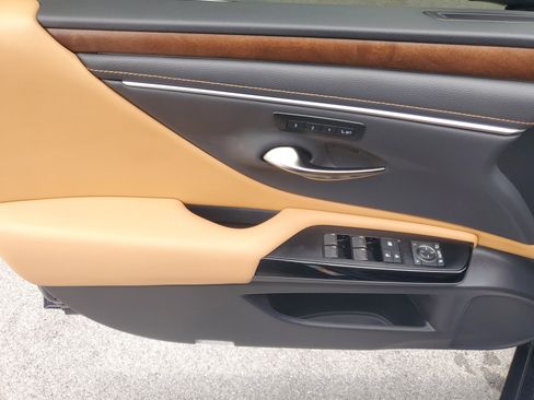 Used 2025 Lexus ES 300h w/ Premium Package FWD image 19
