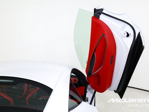 Used 2025 McLaren Artura RWD image 17