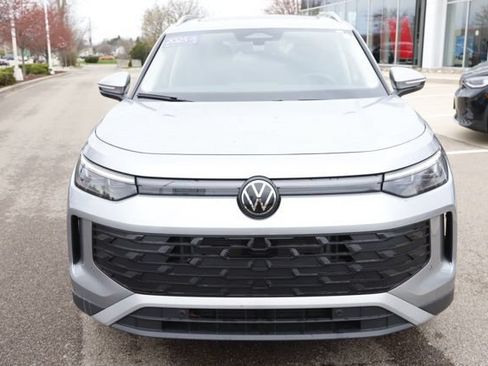 Used 2025 Volkswagen Tiguan SE w/ Panoramic Sunroof Package AWD/4WD image 8