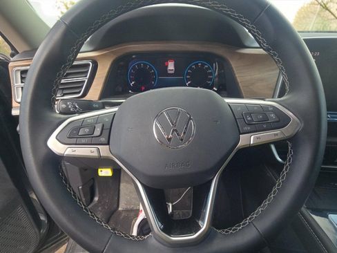 Used 2025 Volkswagen Atlas SE image 7