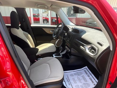 Used 2015 Jeep Renegade Latitude FWD image 9