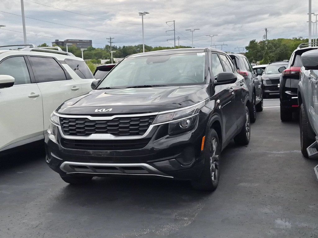 Used 2023 Kia Seltos LX AWD/4WD image 4