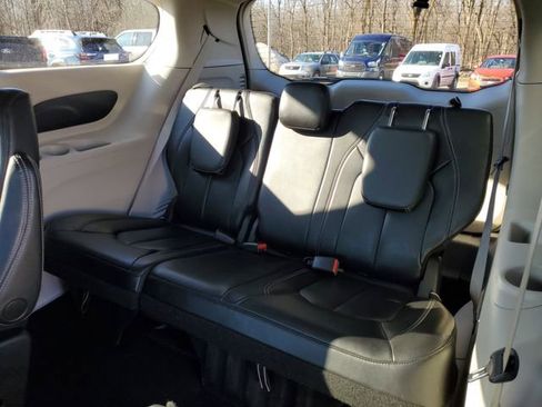 Used 2023 Chrysler Pacifica Touring-L image 31