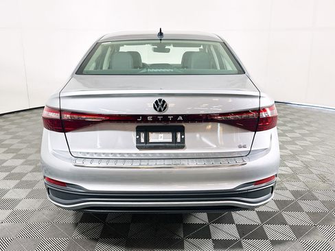 Used 2025 Volkswagen Jetta SE FWD image 4