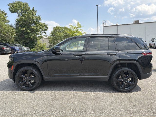 Used 2023 Jeep Grand Cherokee Limited w/ Black Appearance Package AWD/4WD image 10