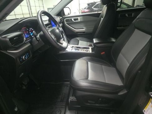 Used 2023 Ford Explorer XLT w/ Equipment Group 202A AWD/4WD image 17