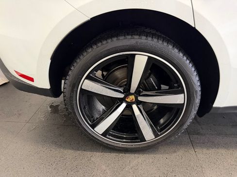 Certified 2025 Porsche Macan AWD/4WD image 13