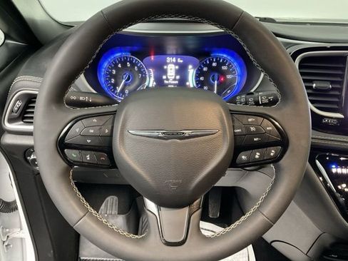 Used 2022 Chrysler Pacifica Touring-L w/ Uconnect Theater Family Group image 14