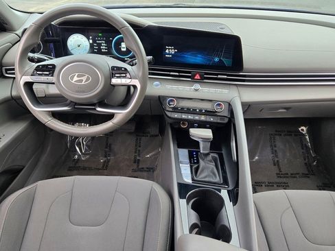 Used 2025 Hyundai Elantra SEL image 16