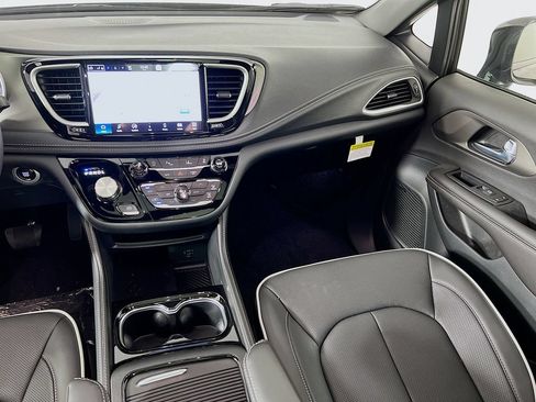 New 2027 Chrysler Pacifica Limited AWD/4WD image 25