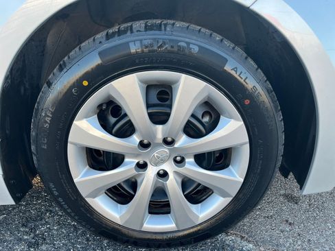 Used 2025 Toyota Corolla LE image 29