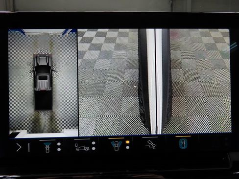 Used 2025 Chevrolet Silverado 2500 ZR2 w/ Technology Package image 18