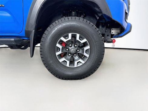 Used 2021 Toyota Tacoma TRD Off-Road w/ Technology Package AWD/4WD image 18