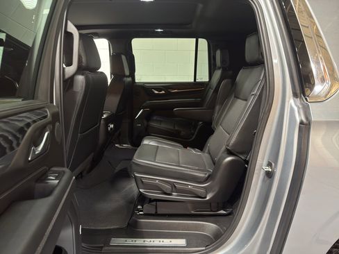 Used 2024 GMC Yukon XL Denali AWD/4WD image 10