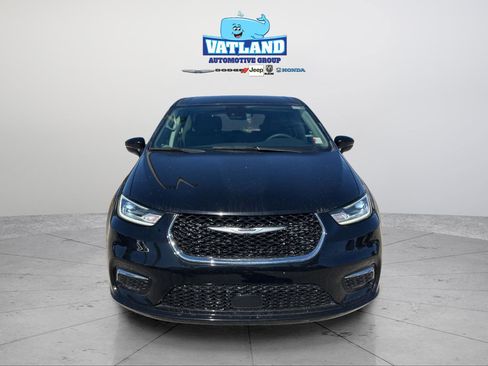 Certified 2024 Chrysler Pacifica Touring-L image 8