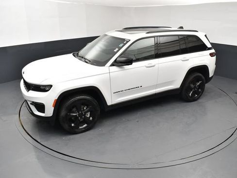 Used 2024 Jeep Grand Cherokee Limited w/ Luxury Tech Group II AWD/4WD image 15