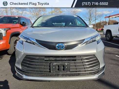 Used 2025 Toyota Sienna LE image 2