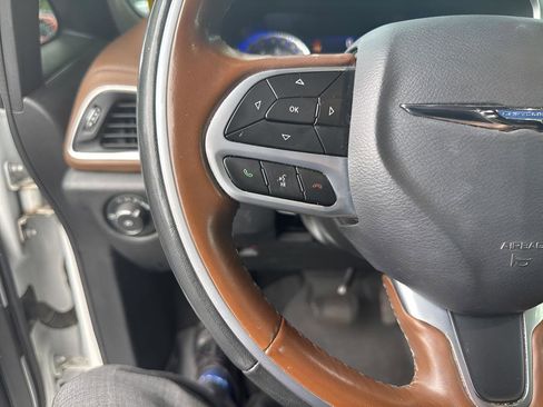 Used 2020 Chrysler Pacifica Limited w/ Tire & Wheel Group FWD image 15