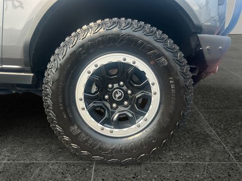 Used 2021 Ford Bronco Badlands image 9