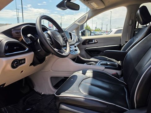 Used 2023 Chrysler Pacifica Limited FWD image 10