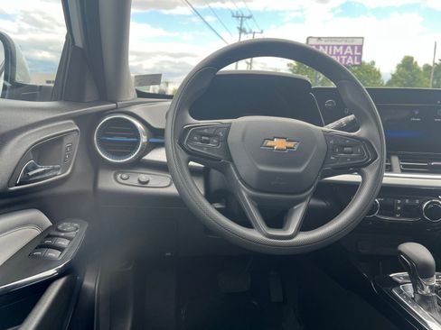 Used 2025 Chevrolet Trax LT FWD image 34