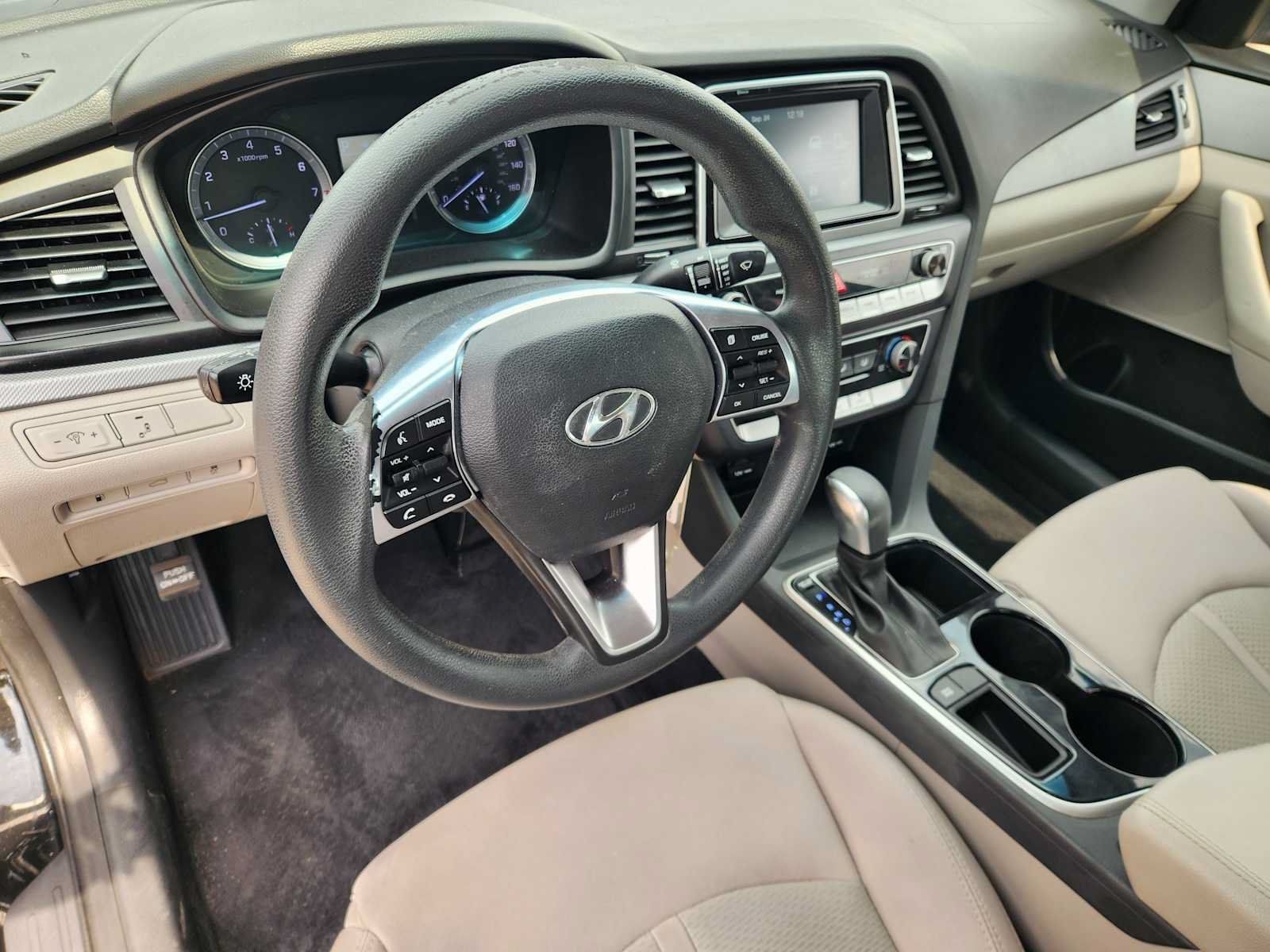 Used 2018 Hyundai Sonata SE FWD image 2