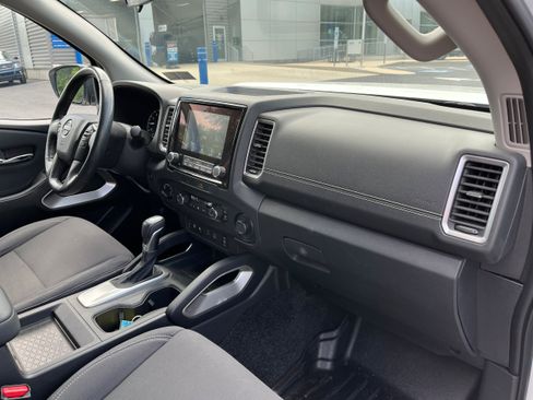 Used 2022 Nissan Frontier SV AWD/4WD image 6