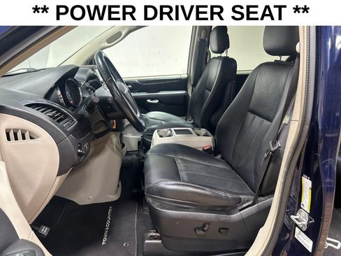 Used 2014 Chrysler Town & Country Touring FWD image 10