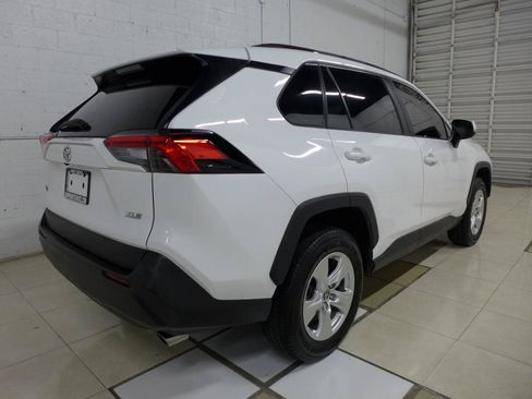 Used 2021 Toyota RAV4 XLE w/ Convenience Package FWD image 5