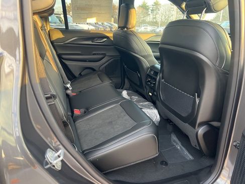 New 2025 Jeep Grand Cherokee Altitude image 13