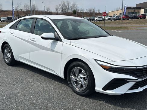 Used 2026 Hyundai Elantra SE image 2