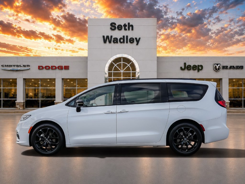Used 2025 Chrysler Pacifica Limited FWD image 4