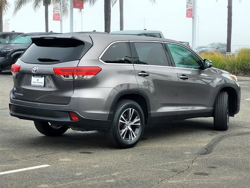 Used 2019 Toyota Highlander LE image 4