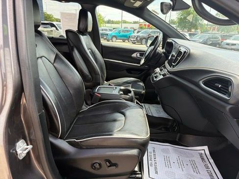 Used 2018 Chrysler Pacifica Limited w/ S Appearance Package FWD image 23