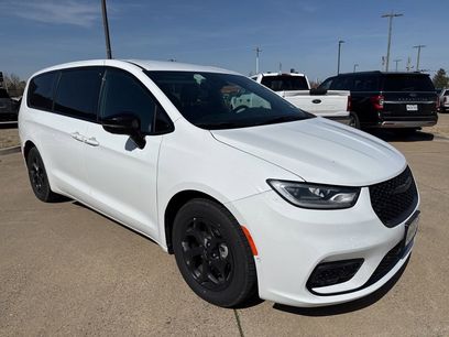 Used 2024 Chrysler Pacifica Select