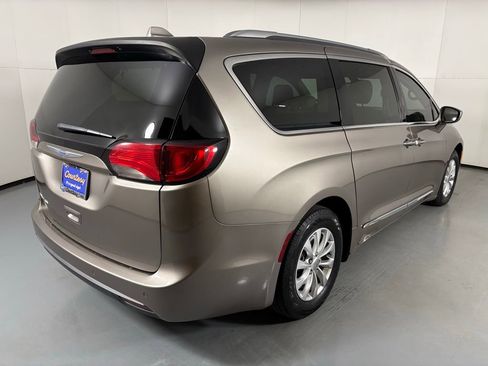 Used 2018 Chrysler Pacifica Touring-L w/ Premium Audio Group image 8