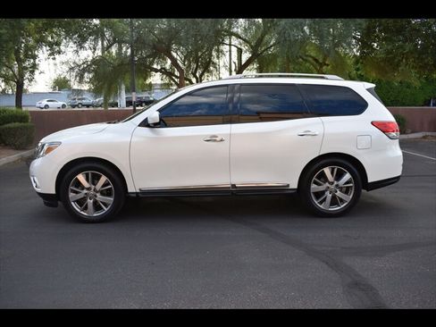 Used 2016 Nissan Pathfinder Platinum w/ Cargo Package FWD image 4