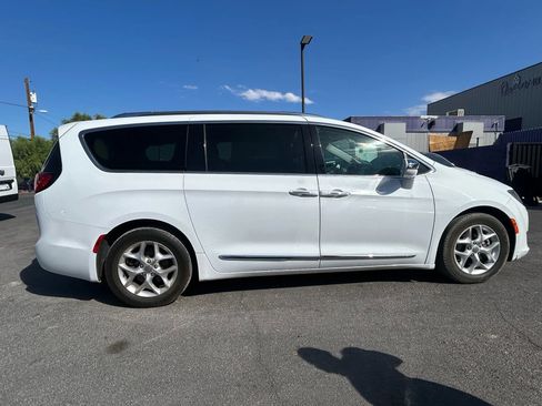 Used 2019 Chrysler Pacifica Limited image 4