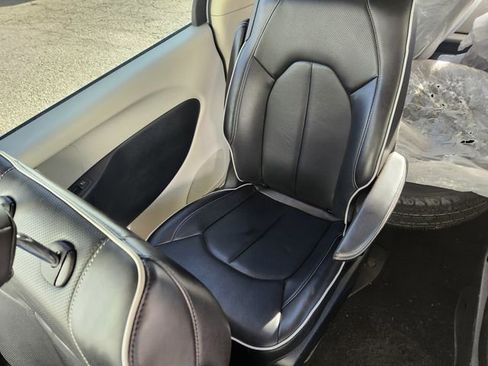 Used 2023 Chrysler Pacifica Limited image 16