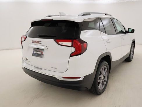 Used 2023 GMC Terrain SLT image 3