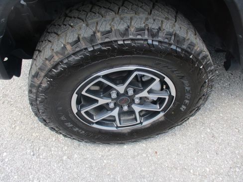 Used 2025 Jeep Wrangler Sport AWD/4WD image 9