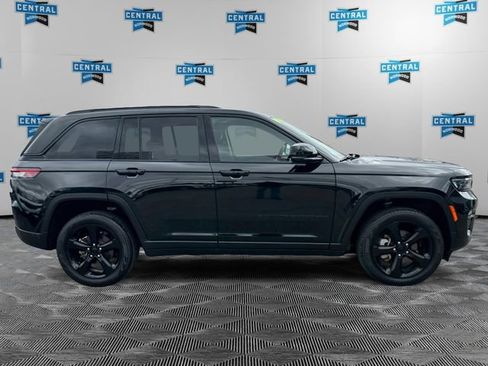 Used 2023 Jeep Grand Cherokee Limited w/ Black Appearance Package image 7