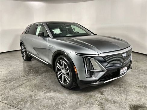 Used 2025 Cadillac Lyriq Luxury image 2