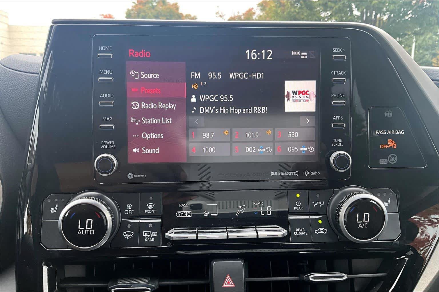 Used 2021 Toyota Highlander XLE AWD/4WD image 36
