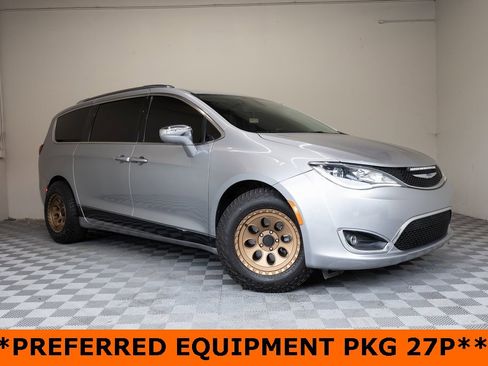 Used 2020 Chrysler Pacifica Limited image 2