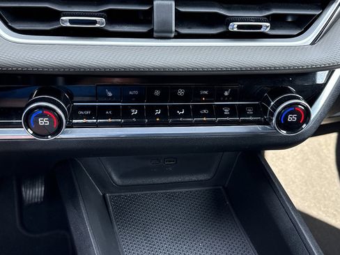 Used 2025 Chevrolet Equinox LT w/ Convenience Package II FWD image 44