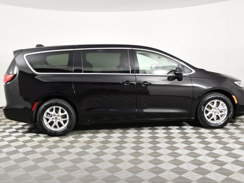 Used 2024 Chrysler Pacifica Touring-L FWD image 5