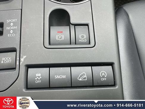 Used 2021 Toyota Highlander XLE AWD/4WD image 34