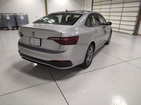 Used 2024 Volkswagen Jetta SE FWD image 10