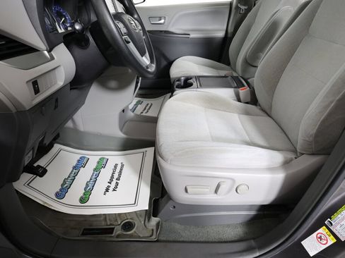 Used 2018 Toyota Sienna LE FWD image 13